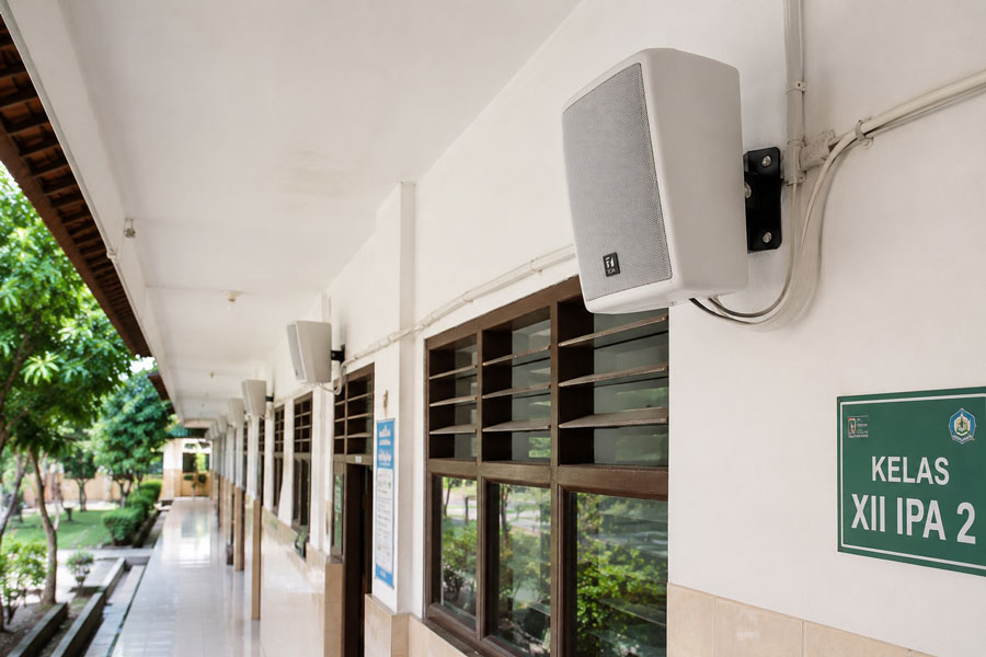 Instalasi speaker sekolah untuk sistem bel otomatis.