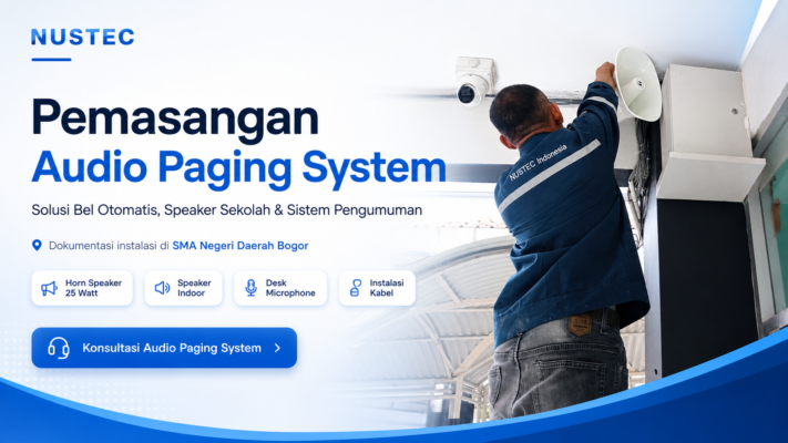 Teknisi memasang horn speaker sekolah di SMA Negeri Bogor