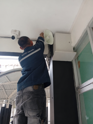 Pemasangan horn speaker NUSTEC 25 Watt di sekolah