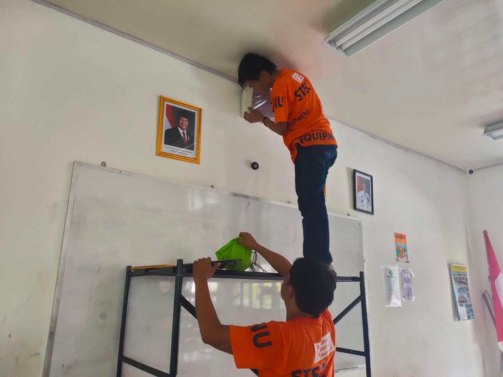 Instalasi Speaker Indoor NUSTEC Proses instalasi speaker indoor NUSTEC di sekolah