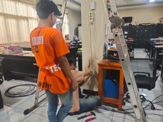 Proses Pemasangan Audio Paging System NUSTEC di SMA Bogo