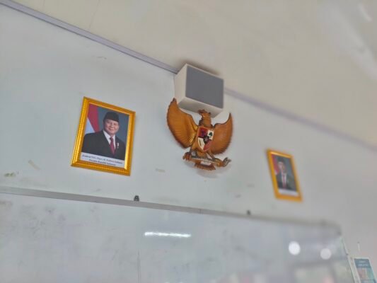 Proses pemasangan speaker sekolah di koridor SMA Negeri Bekasi untuk menghasilkan distribusi suara yang merata.