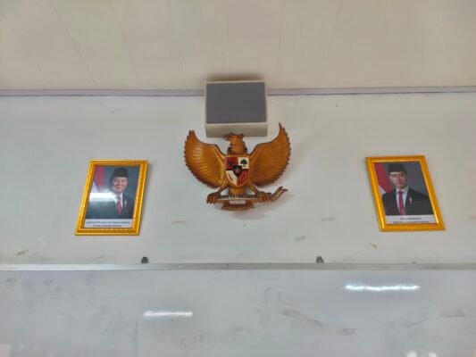 Proses pemasangan speaker sekolah di koridor SMA Negeri Bekasi untuk menghasilkan distribusi suara yang merata.