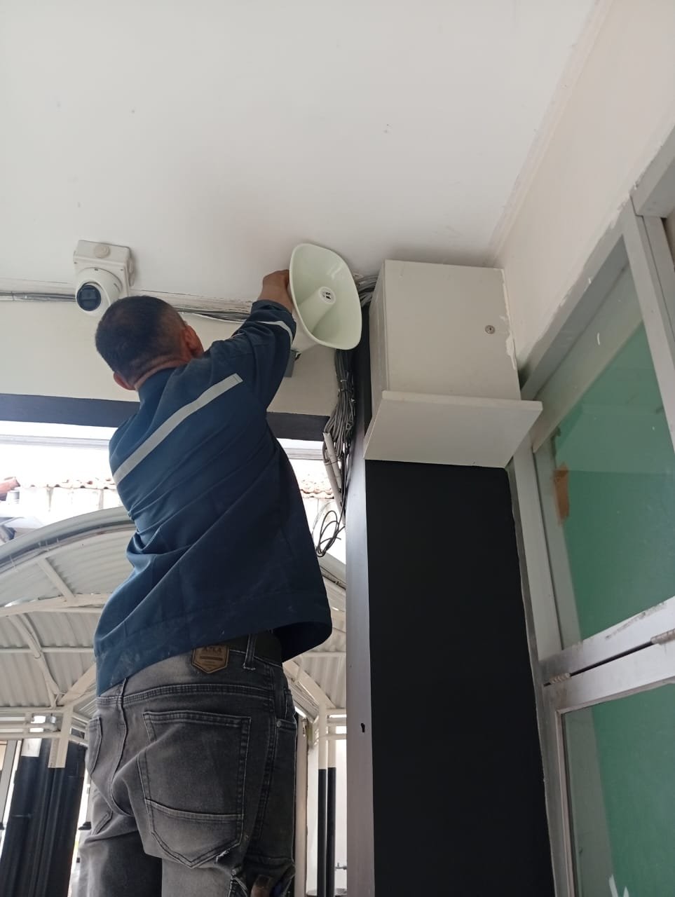 Pemasangan Horn Speaker NUSTEC 25 Watt di sekolah