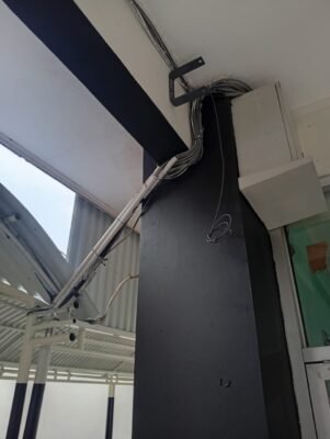 Dudukan horn speaker dan jalur kabel speaker sekolah