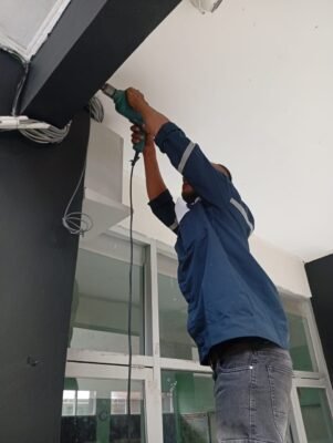 Proses pengeboran dudukan horn speaker NUSTEC