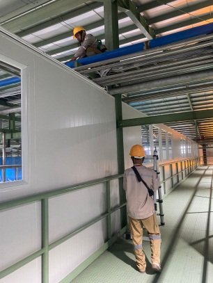 Penarikan kabel speaker Audio Paging System di Pabrik Cimory