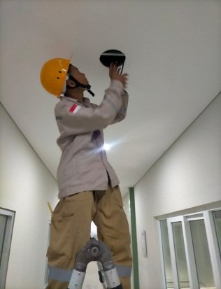 Pemasangan ceiling speaker di Pabrik Susu Cimory Sentul